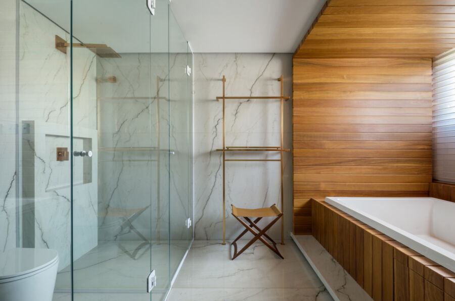 Mont Blanc faz contraste com a madeira em sala de banho projetada pelo arquiteto Léo Roman. Foto: Edgard Cesar
